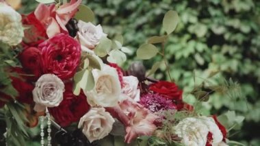 Park ağır çekimde yakın çekim kırmızı kemer ve ahşap sandalyeler. Boho-şık düğün tarzı. Yüksek kalite FullHD görüntüler.