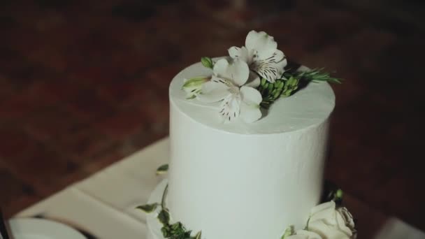 Svatební Dort Zdobený Květinami Pastelově Růžové Růže Zpomalují Detail Krájení — Stock video