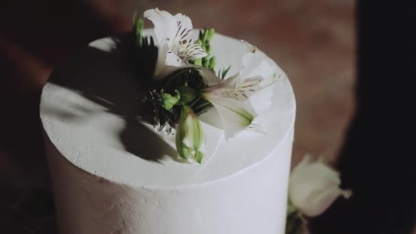 Bröllopstårta Dekorerad Med Blommor Pastellrosa Rosor Slow Motion Detalj Bröllopstårta — Stockvideo