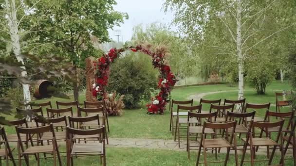 Červený Oblouk Dřevěné Židle Zpomaleném Záběru Parku Boho Chic Svatební — Stock video