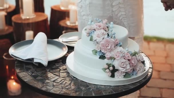 Gâteau Mariage Décoré Fleurs Roses Rose Pastel Ralenti Détail Coupe — Video