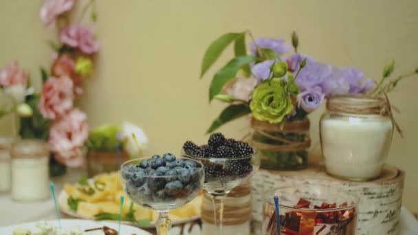 Candy Bar Wedding Süßigkeitenbuffet Mit Blaubeeren Köstliche Candy Bar Bei — Stockvideo