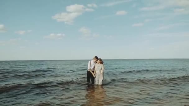 Coppia Felice Insieme Camminando Attraverso Lato Spiaggia Sentono Grande Molto — Video Stock