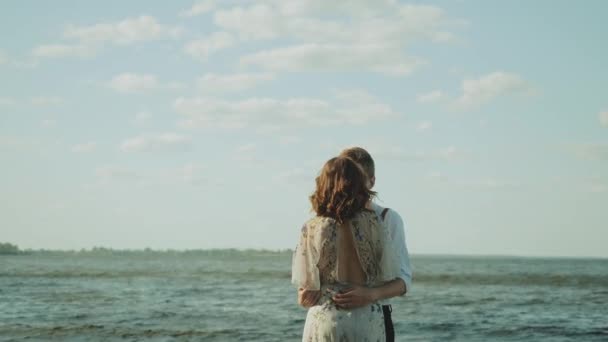 Sahilde Kucaklaşan Mutlu Bir Çift Harika Çok Romantik Hissediyorlar Ele — Stok video
