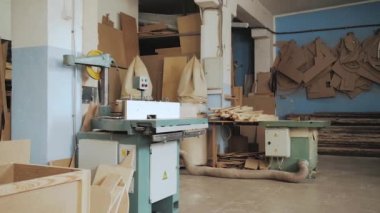 Küçük mobilya atölyesi. Küçük mobilya fabrikasının panoramik manzarası. İnsanlar bir mobilya fabrikasında çalışıyor. Yüksek kalite 4k görüntü