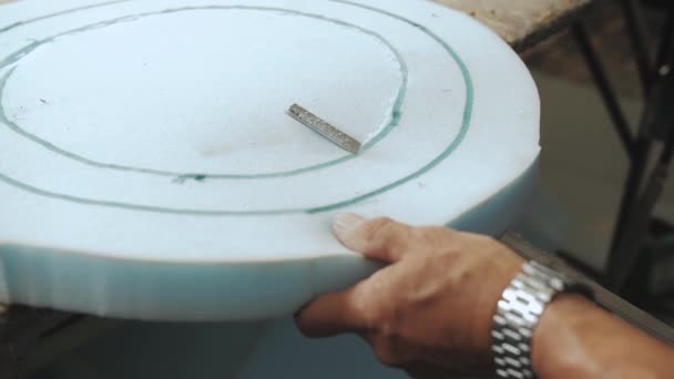 Mobilya Fabrikasında Yakın Çekim Yapmak Için Köpük Kauçuk Kesen Bir — Stok video