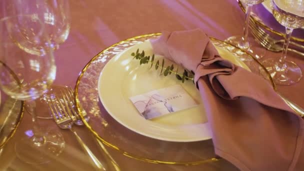ピンクのスタイルのスローモーションで装飾された美しい結婚式の装飾 テーブルの上に美しいプレート 高品質のフルHd映像 — ストック動画
