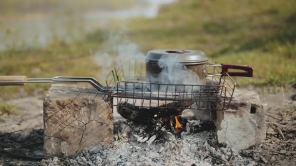 Nehir Kenarındaki Kamp Ateşinde Yemek Pişirmek Bir Yürüyüşçü Çorbayı Küçük — Stok video
