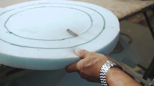 Mão Close Masculino Trabalhador Cortando Borracha Espuma Para Produção Sofá — Vídeo de Stock