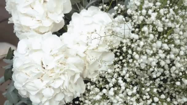 Μπουκέτο Γυψόφυλλες Paniculata Και Χρυσάνθεμο Λευκά Χρώματα Κοντινή Αργή Κίνηση — Αρχείο Βίντεο