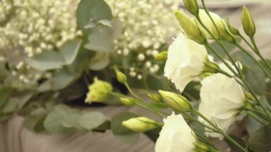 Güzel bir düğün dekoru, pastel renklerle süslenmiş, kamera ağır çekimde hareket ediyor. Çiçek dekorasyonuna yakın plan. Yüksek kaliteli FullHD görüntüler