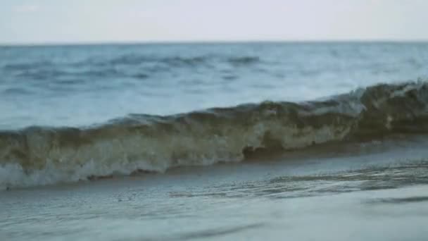 Büyük Bir Nehrin Kıyısı Yavaş Çekim Yakın Çekim Dalgaları Kumlu — Stok video