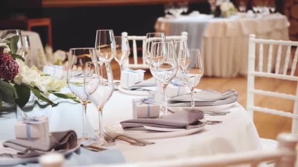 美しい結婚式の装飾 すべてのパステルカラーで飾られ カメラはスローモーションを移動します テーブルの上でお祝いのプレートを提供しています 高品質のフルHd映像 — ストック動画