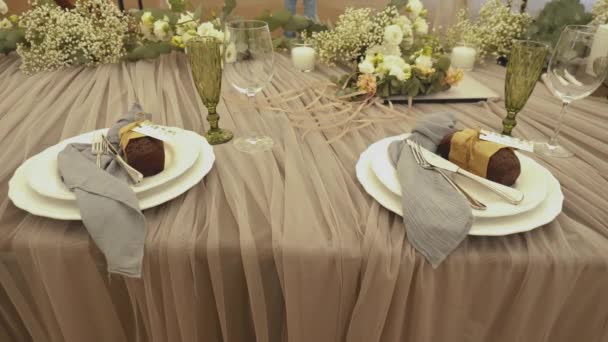 美しい結婚式の装飾 すべてのパステルカラーで飾られ カメラはスローモーションを移動します 祭りはテーブルの上のプレートと背景の黄色のランプを務めました 高品質のフルHd映像 — ストック動画