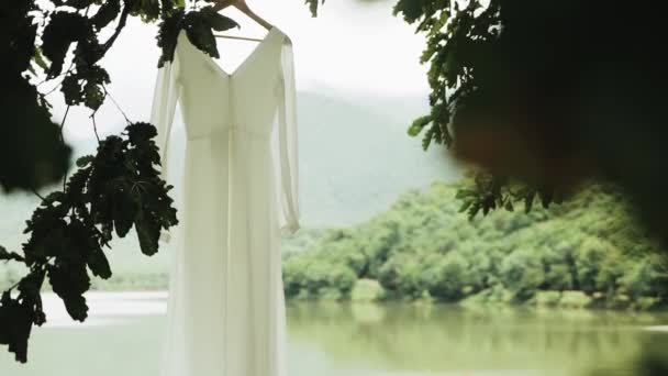 Piękna Suknia Ślubna Projektant Kołysząc Się Wietrze Jak Wisi Drzewie — Wideo stockowe