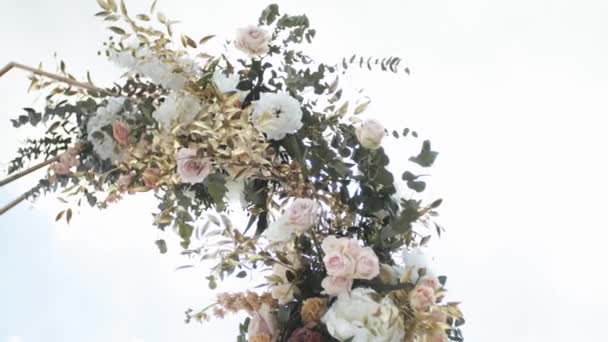 Medium Shot View Wedding Floral Decorations Flowers Pastel Faded Colors — Vídeos de Stock