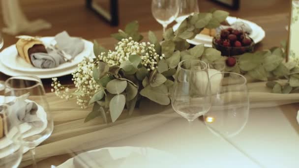 美しい結婚式の装飾 すべてのパステルカラーで飾られ カメラはスローモーションを移動します テーブルの上でお祝いのプレートを提供しています 高品質のフルHd映像 — ストック動画