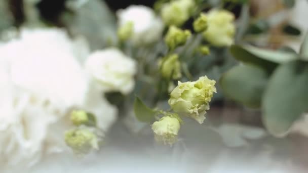 Close Bouquet Fresh White Yellow Roses Green Leaves Close Slow — Vídeo de Stock