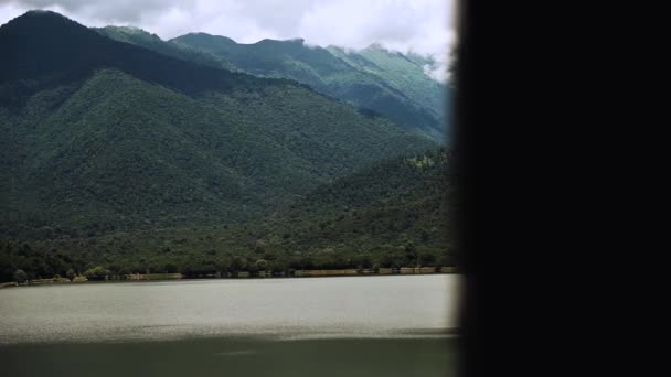 山の風景ゆっくりと動き 窓からの視点 山とKvareli湖の上に曇りの空 山の背景高品質のフルHd映像 — ストック動画