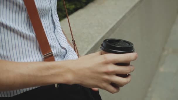 Großaufnahme Männerhand Mit Einer Tasse Kaffee Person Stilvoller Kleidung Zeitlupe — Stockvideo