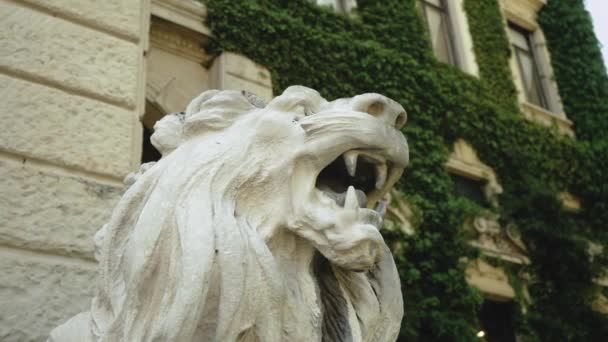 Sculpture Lion Close Shot Beautiful Building Background Slow Motion High — Vídeo de Stock