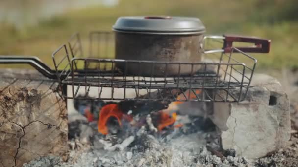 Primer Plano Cocinando Comida Fogata Cerca Del Río Tiro Cámara — Vídeos de Stock