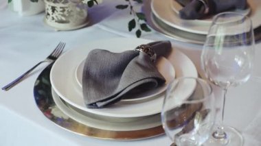 Güzel bir düğün dekoru, hepsi mavi, gri renkli kamera ile süslenmiş, ağır çekimde hareket ediyor. Masadaki tabaklar çok güzel. Yüksek kaliteli FullHD görüntüler