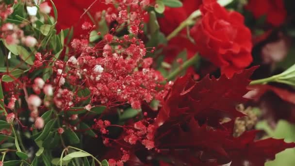 Close Piękny Bukiet Ślubny Ozdobiony Świeżą Różą Goździkiem Czerwone Kwiaty — Wideo stockowe