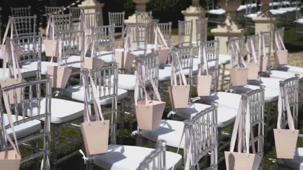 결혼식에서 손님을 의자는 천천히 정원에서 진행되는 결혼식 신부님 잔디에서 결혼식을 — 비디오