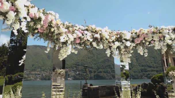 Hochzeitsbogen Mit Pastellfarbenen Blumen Und Weißen Stühlen Hintergrund Zeitlupenaufnahme Rustikale — Stockvideo