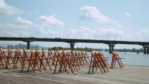 Decorazione Nozze Sedie Legno Sul Ponte Del Pontone Rallentatore Colpo — Video Stock