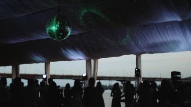 Partide dans eden insanların silueti, tanınmayan insanların yavaş çekimde eğlenmesi. Yüksek kaliteli FullHD görüntüler