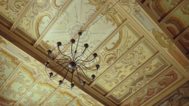 Interior Old Italian Villa Large Golden Chandelier Candles Faded Fresco — Stockvideo