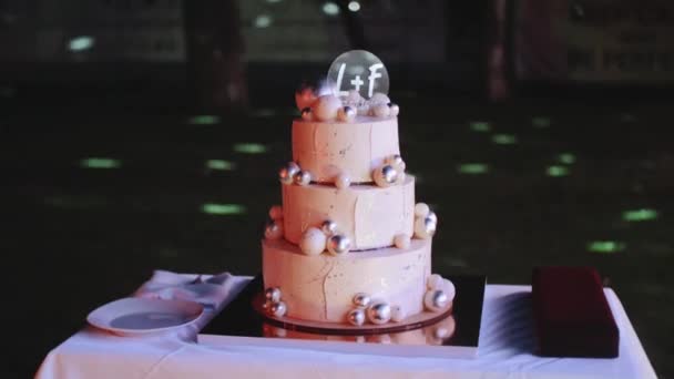 Grand Beau Gâteau Mariage Dans Soirée Ralenti Des Images Fullhd — Video