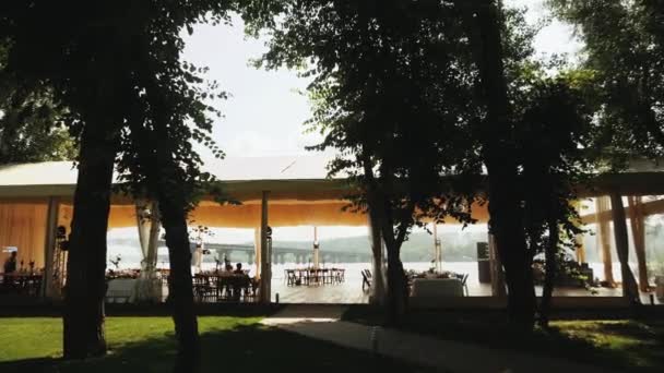 Silhuetas Pessoas Falando Restaurante Com Vista Panorâmica Para Rio Câmera — Vídeo de Stock