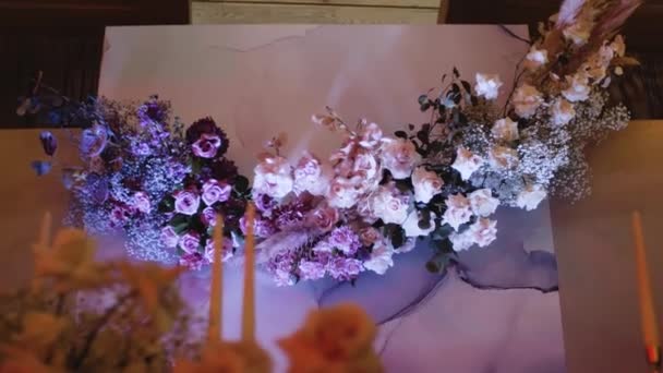 Decoración Festiva Mesa Colores Rosados Pastel Con Cubiertos Dorados Con — Vídeo de stock