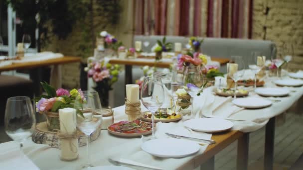 美しい結婚式の装飾は すべてピンクのパステルカラーで飾られ カメラはスローモーションを移動します 祭りはテーブルの上のプレートを務めた 高品質のフルHd映像 — ストック動画