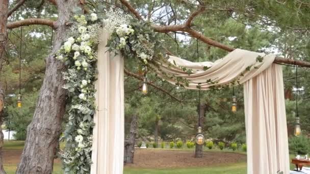 Close Wedding Arch Decorated Pastel Faded Flowers Vintage Lamps Wooden — ストック動画
