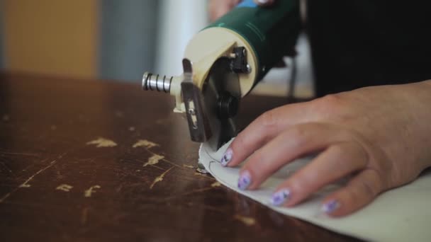 在家具厂的特写镜头中 一名女工为生产沙发而切割泡沫橡胶 高质量的4K镜头 — 图库视频影像