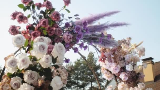 Medium Shot View Wedding Floral Decorations Arch Flowers Pastel Faded — стоковое видео