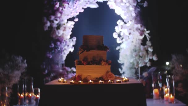 Grand Beau Gâteau Mariage Décoré Fleurs Soir Près Arche Plan — Video