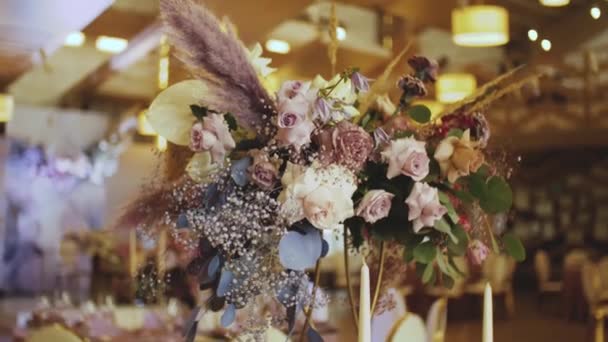 Bir Buket Çiçekle Süslenmiş Servis Masaları Düğün Dekoru Çiçekler Yüksek — Stok video