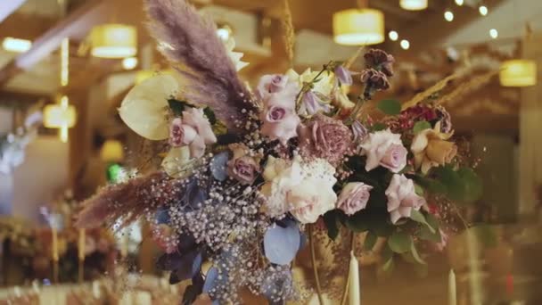 花束で飾られたサービングテーブルはゆっくりと動きます 結婚式の装飾花 高品質のフルHd映像 — ストック動画