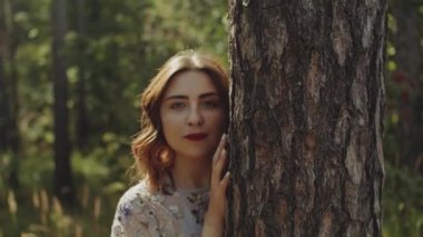 Çekici bir kadının portresi. Gözleri kapalı ve elinde yüzüne yakın bir buket çivi var. Yüksek kalite 4k görüntü