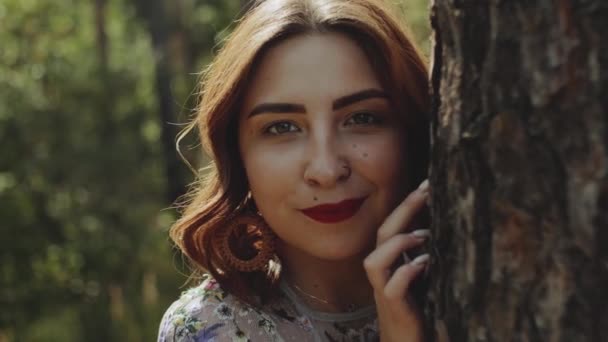 Portrait Belle Jeune Femme Caucasienne Aux Lèvres Rouges Posant Dans — Video