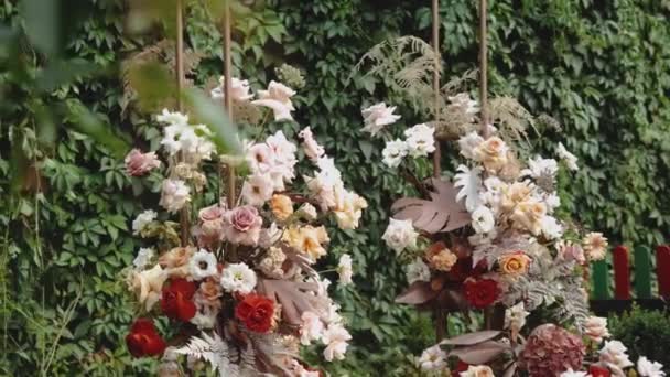 Close Wedding Arch Decorated Pastel Faded Flowers Wooden Chairs Park — Vídeos de Stock