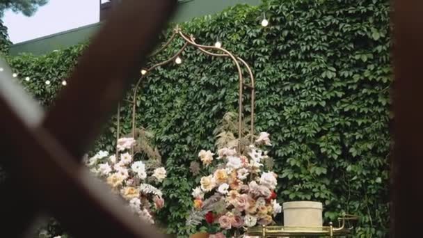 Hochzeitsbogen Mit Roten Blumen Und Weißen Stühlen Lampengirlanden Über Der — Stockvideo