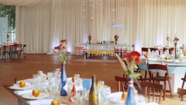 Decoración Festiva Mesa Colores Con Naranjas Platos Boda Vintage Fiesta — Vídeo de stock