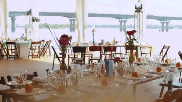 お祝いのテーブルの装飾プレート上のオレンジと色で ヴィンテージ結婚式 パーティー 誕生日スローモーション高品質のフルHd映像 — ストック動画