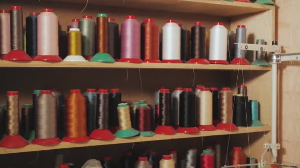 Assorted Colorful Spools Thread Shelves Shoemaker Workshop Slow Motion High — ストック動画